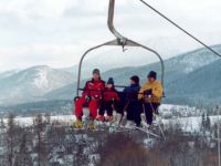 podniebny lot na czteroosobowym krzesełku, dla niejedngo malucha nie lada wyzwanie