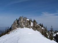 W połowie szlaku czekają nas skąpane w zimowym słońcu skałki Pieca.