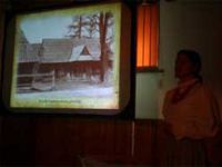 Niedzielne spotkanie to niezwykle interesu-jąca wycieczka najstarszą zakopiańską ulicą, ilustrowana zdjęciami dawnej i współczesnej Kościeliskiej