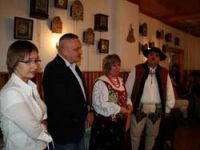 Elżbieta Samek-Czapla (w góralskim stroju) wraz z państwem Mularczykami podczas otwarcia ekspozycji Fot. Rafał Gratkowski