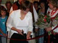 Wstęgę przecinali: Mularczykowie, gaździna willi "Orla" i szef zakopiańskiego Oddziału ZP Henryk Krzeptowski-Bohac Fot. Rafał Gratkowski