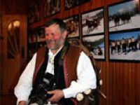 Podczas wernisażu artysta nie tylko sam robił zdjęcia, ale i do zdjęć pozował... Fot. Rafał Gratkowski