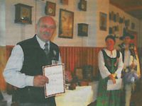 Marian Matusiak dziękuje za cenny dar w willi "Orla" Fot. Rafał Gratkowski