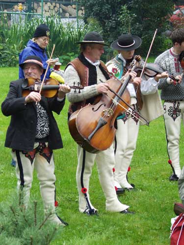 Muzykanci nie gorzej od panien zaprezentowali urodę góralskiego stroju. Odziani w portki pięknie zdobione parzenicami, kapelusze, kierpce i cuchy wyglądali tak wspaniale, że oczy trudno było ich widokiem nasycić 